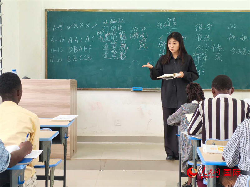 中國老師在給學(xué)生們講課。人民網(wǎng)記者 黃培昭攝