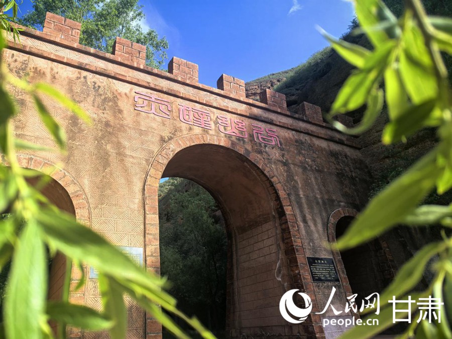 冶力關(guān)鎮(zhèn)嘆為觀止的丹霞地貌——赤壁幽谷。人民網(wǎng)記者 周婉婷攝
