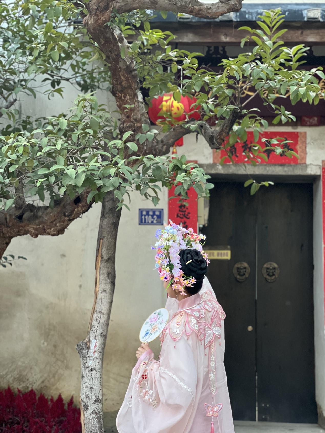 福建泉州，頭戴簪花的游客正拍照留念。人民網(wǎng) 歐陽易佳攝