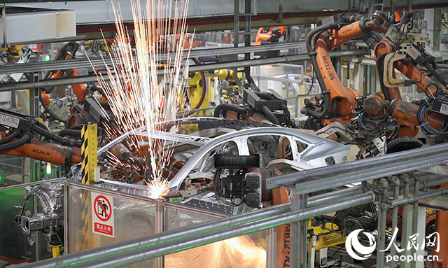 長(zhǎng)安汽車(chē)兩江工廠，機(jī)械臂正在工作。人民網(wǎng)記者 劉祎攝