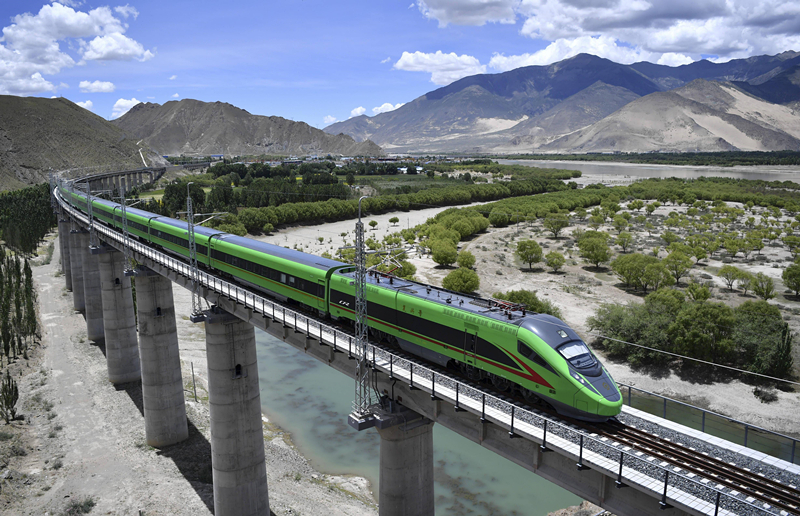 2022年6月22日，復(fù)興號列車行駛在西藏山南境內(nèi)。