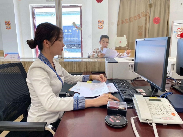 春節(jié)期間，中老鐵路員工堅(jiān)守崗位，保障鐵路運(yùn)行安全、暢通。李加勇攝