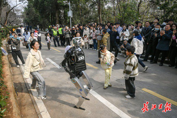 “智警小珞”人形機(jī)器人和小朋友們斗舞。長江日報記者史偉 攝
