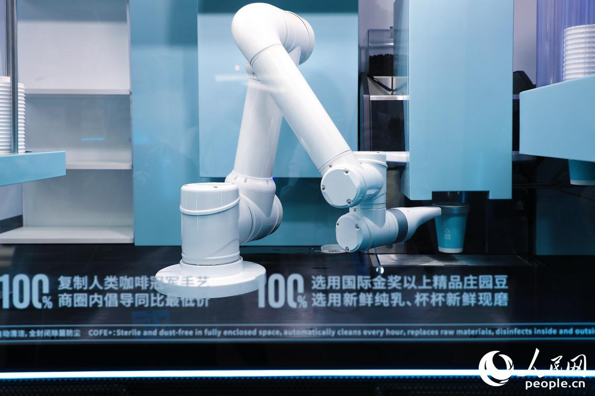 機(jī)器人現(xiàn)磨咖啡。人民網(wǎng) 李唯一攝