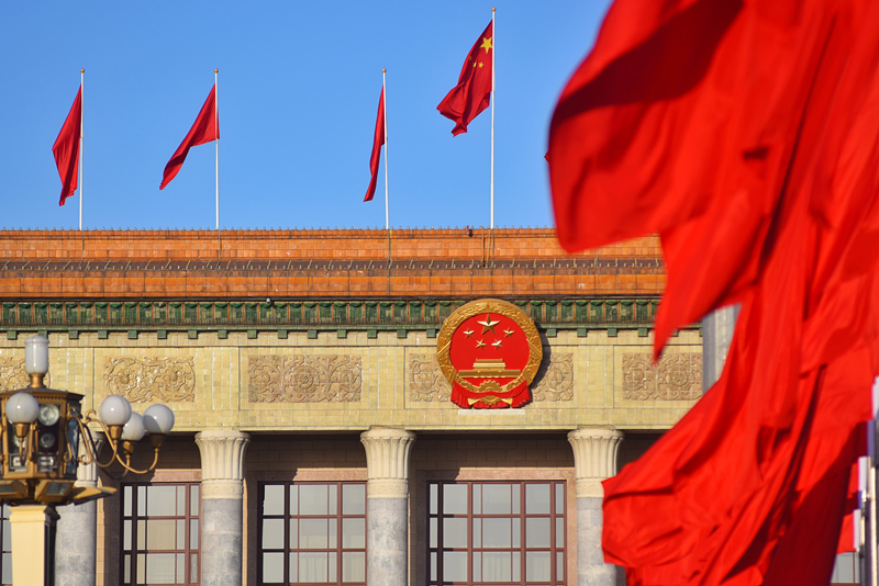 2024年3月8日，北京上空現(xiàn)“兩會藍”，人民大會堂前紅旗飄揚。