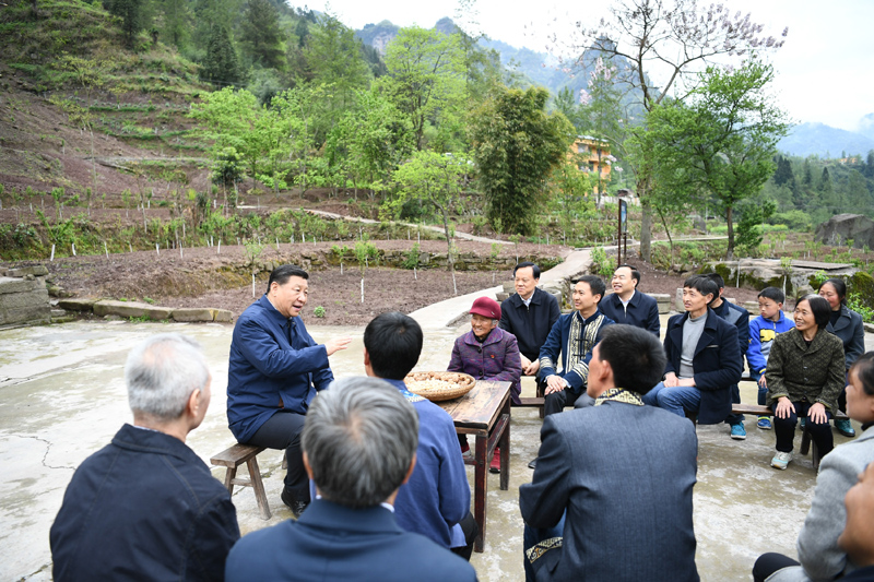 2019年4月15日至17日，中共中央總書記、國家主席、中央軍委主席習近平在重慶考察，并主持召開解決“兩不愁三保障”突出問題座談會。這是4月15日下午，習近平在石柱土家族自治縣中益鄉(xiāng)華溪村同村民代表、基層干部、扶貧干部、鄉(xiāng)村醫(yī)生等圍坐在一起，共話脫貧攻堅。新華社記者 謝環(huán)馳 攝
