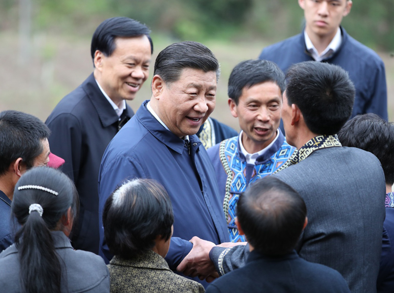 2019年4月15日至17日，中共中央總書記、國家主席、中央軍委主席習近平在重慶考察，并主持召開解決“兩不愁三保障”突出問題座談會。這是4月15日下午，習近平在石柱土家族自治縣中益鄉(xiāng)華溪村同村民親切交流。新華社記者 丁海濤 攝