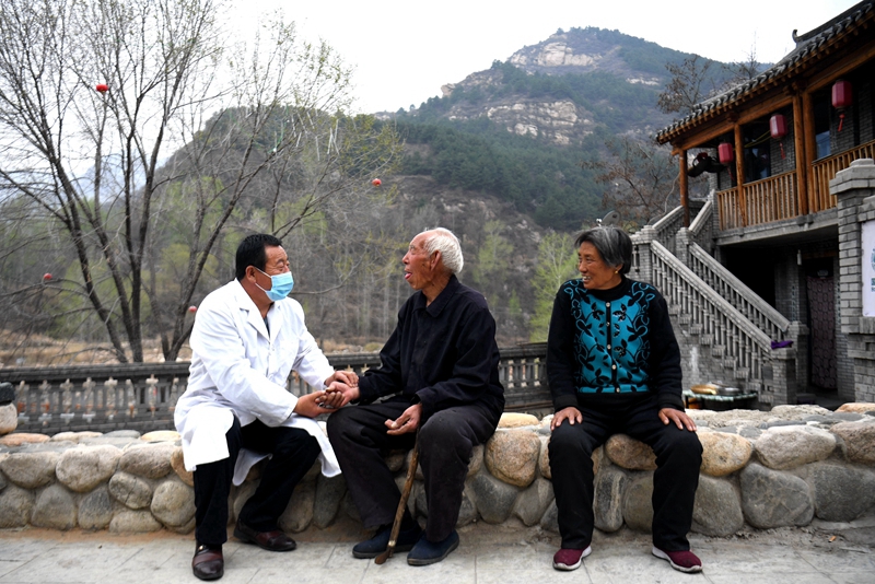 2020年4月15日，在河北阜平縣龍泉關(guān)鎮(zhèn)駱駝灣村，村醫(yī)霍建國為村民把脈。