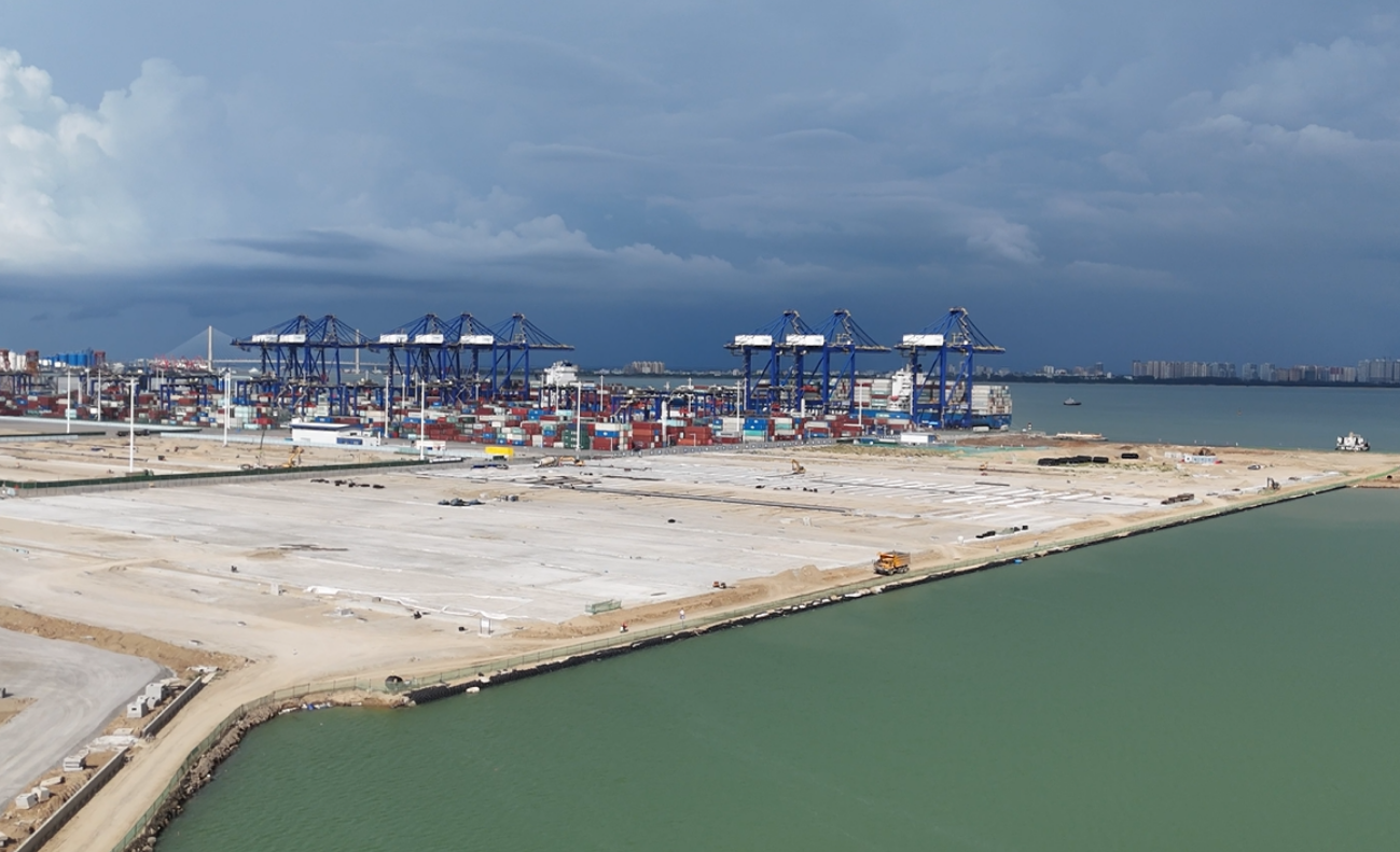 海南洋浦區(qū)域國際集裝箱樞紐港擴建工程項目現(xiàn)場。人民網(wǎng)記者 牛良玉攝
