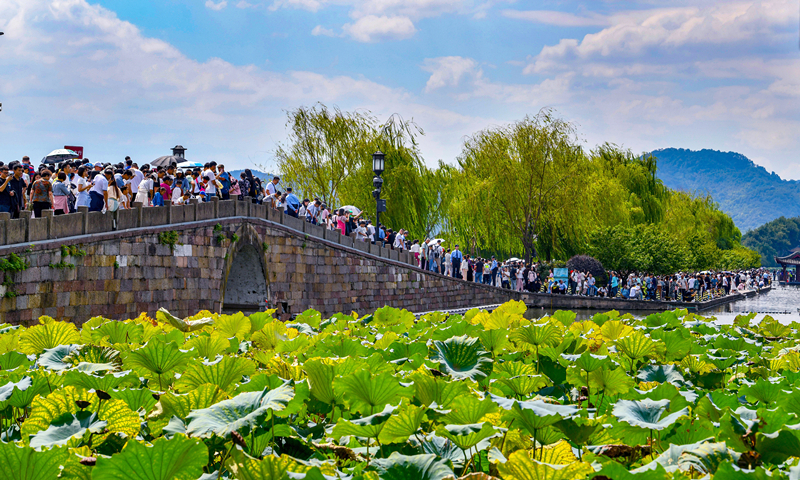 2024年10月4日，杭州西湖景區(qū)迎來國慶假期旅游高峰。