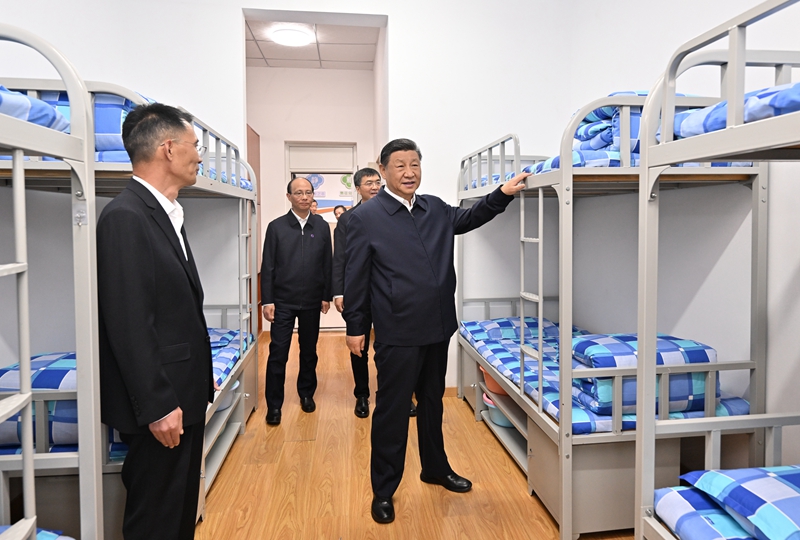 2024年6月18日下午，習(xí)近平總書(shū)記在青海果洛西寧民族中學(xué)宿舍樓察看學(xué)生住宿條件。