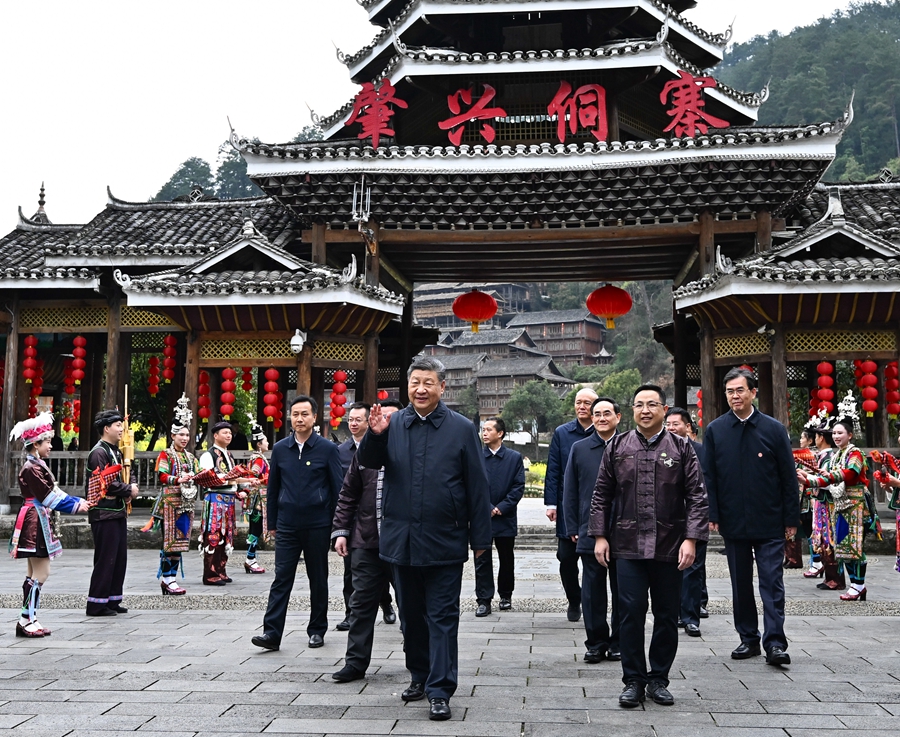 2025年3月17日下午，習(xí)近平在黔東南州黎平縣肇興侗寨考察時，在寨門口向身著民族盛裝歡迎的村民揮手致意。新華社記者 燕雁 攝