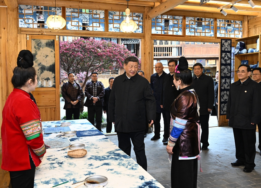 2025年3月17日下午，習(xí)近平在黔東南州黎平縣肇興侗寨侗鄉(xiāng)特色產(chǎn)業(yè)基地考察。新華社記者 謝環(huán)馳 攝