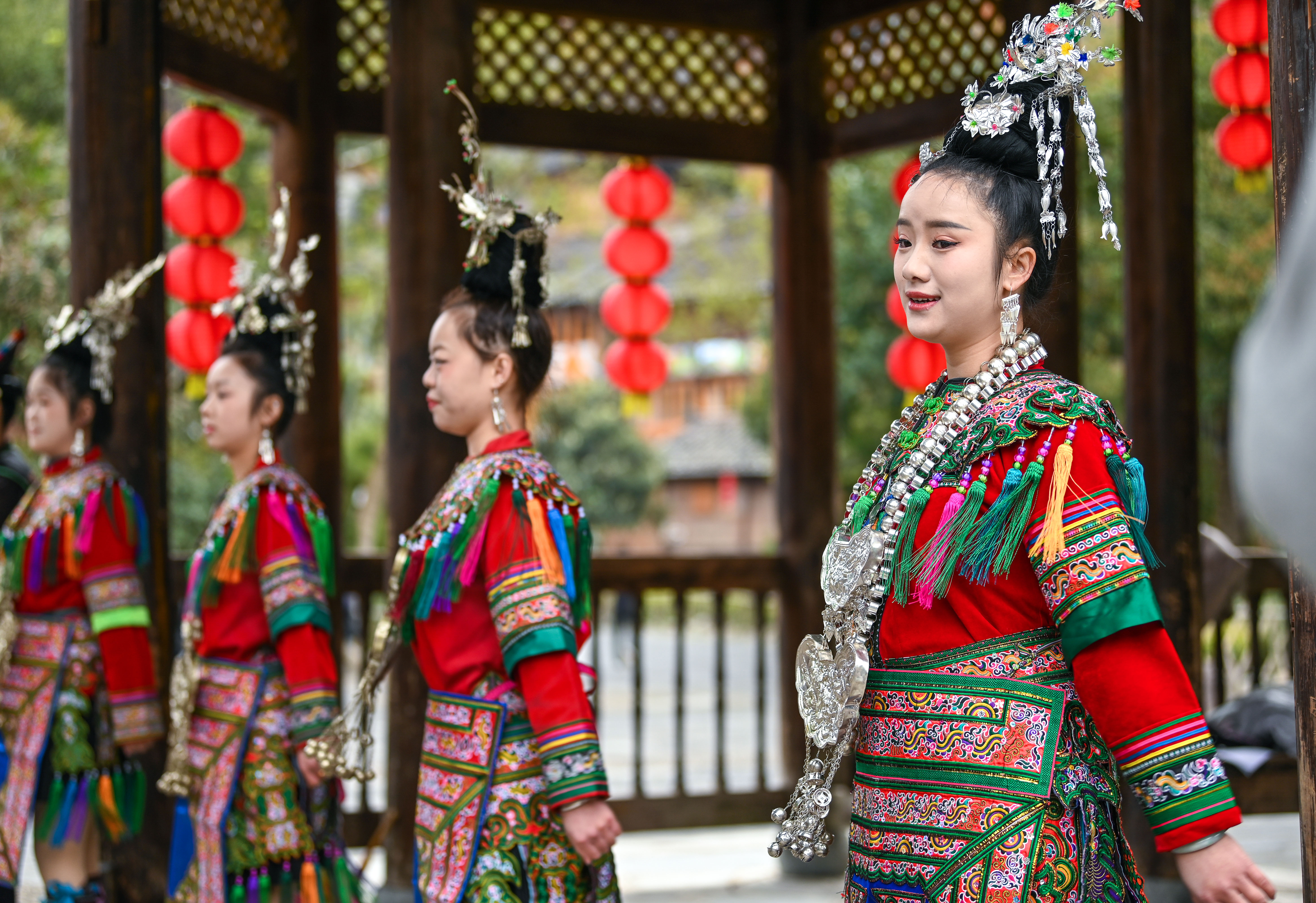  2025年3月18日，侗族群眾在貴州省黎平縣肇興侗寨給游客演唱侗族大歌。