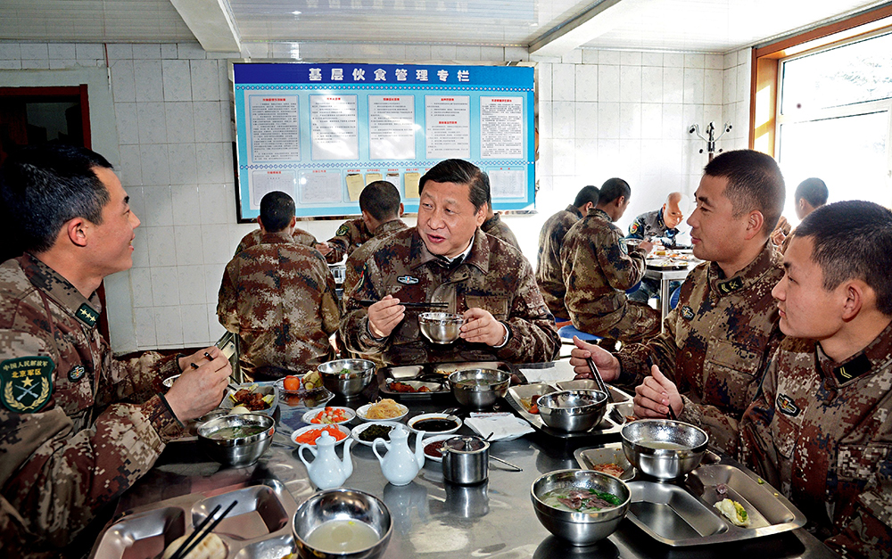 2014年1月26日，習(xí)近平主席專程來到內(nèi)蒙古軍區(qū)邊防某部，親切看望慰問戍邊官兵。這是在連隊食堂，習(xí)近平主席同戰(zhàn)士們一起用餐。