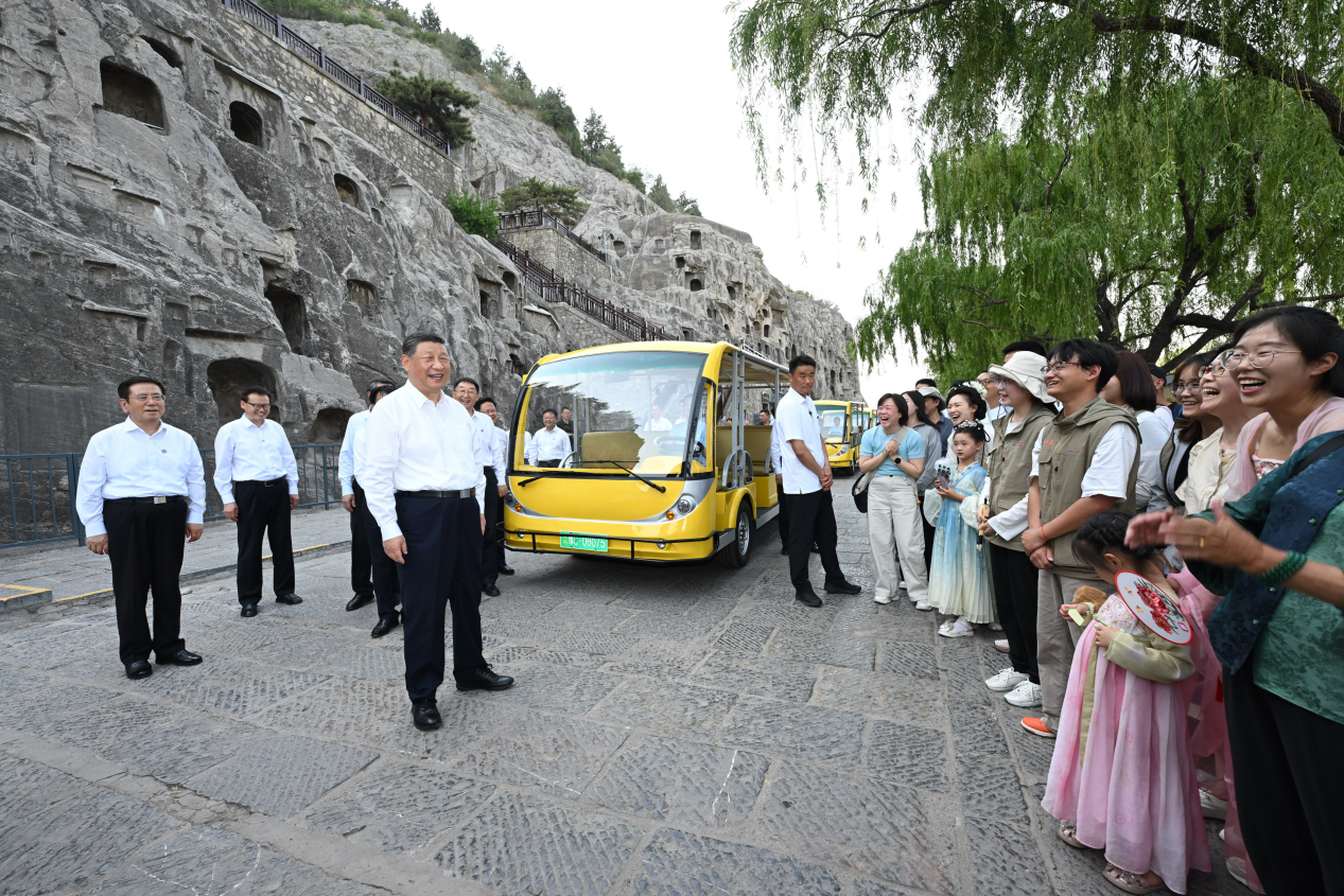 5月19日，習(xí)近平在洛陽龍門石窟考察時(shí)，同游客親切交流。