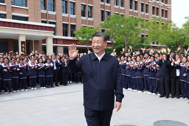 2024年6月18日，習(xí)近平總書記在青海果洛西寧民族中學(xué)考察時，向師生們揮手致意。