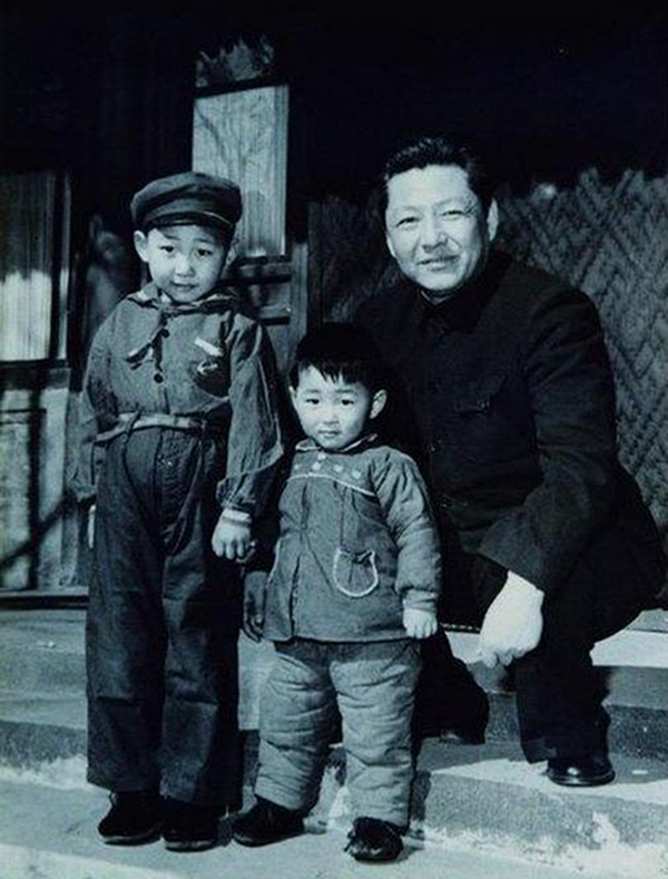 1958年，習(xí)仲勛與兒子習(xí)近平、習(xí)遠(yuǎn)平在一起。
