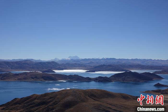 圖為從海拔約5000米的魯日拉觀景臺(tái)俯瞰羊湖?！∪轿木?攝