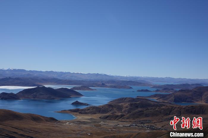 冬日羊卓雍措：湖水湛藍(lán)，如詩(shī)如畫