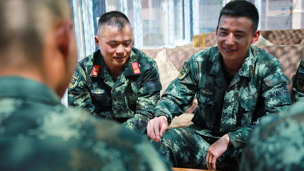 官兵正在陽光棚內(nèi)優(yōu)雅的環(huán)境中下象棋。