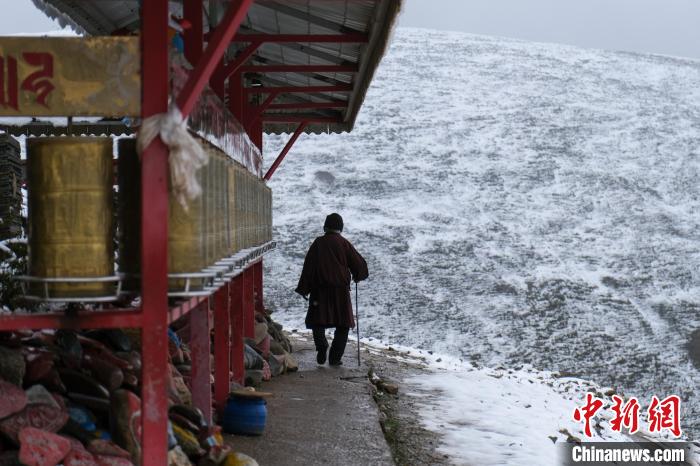 孜珠寺與雪山風(fēng)光。　江飛波 攝