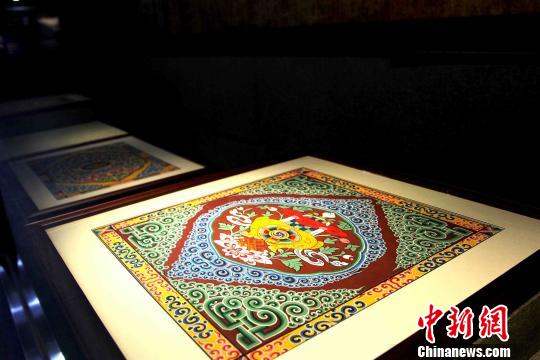 圖為藏式建筑傳統(tǒng)圖案?！?zhí)砀?攝