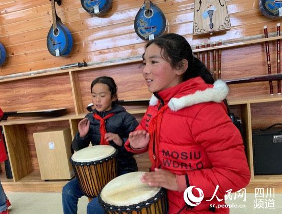 民族樂器興趣小組的學(xué)生們正在練習(xí)音樂。（高婉汀 攝）
