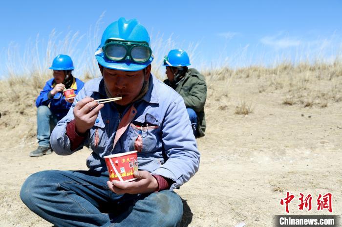 青海藏鄉(xiāng)脫貧致富見聞：“電通了，日子也富裕了”