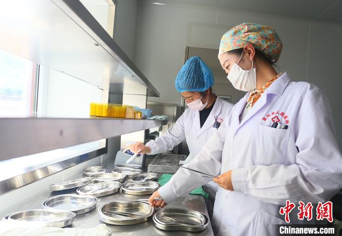 7月下旬，夏河縣人民醫(yī)院醫(yī)生進行手術用具的消毒清潔?！「哒?攝