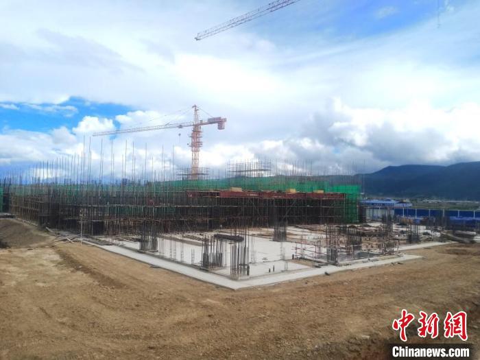 圖為香格里拉站實現(xiàn)封頂。中國鐵路昆明局集團供圖