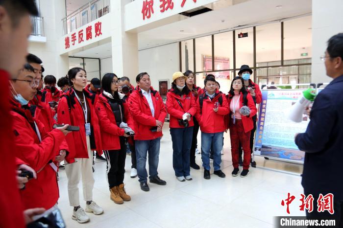 圖為中外媒體采訪三江源國家公園瀾滄江源園區(qū)生態(tài)保護成效?！?zhí)砀?攝
