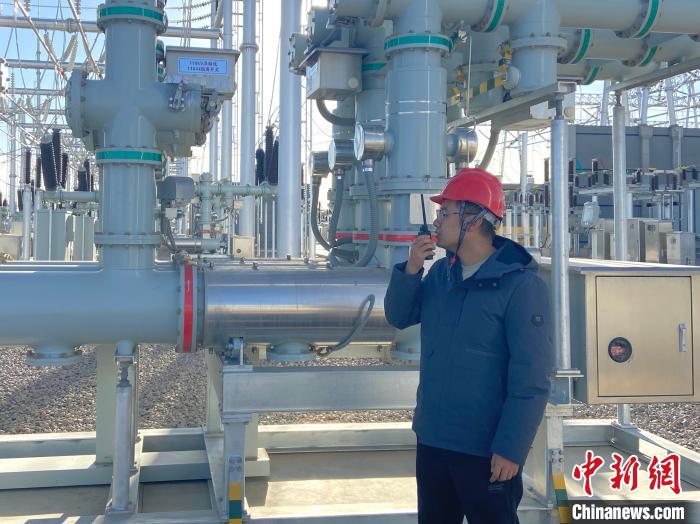 圖為國(guó)網(wǎng)青海檢修公司專業(yè)人員在沙柳變電站驗(yàn)收設(shè)備?！√岂?攝
