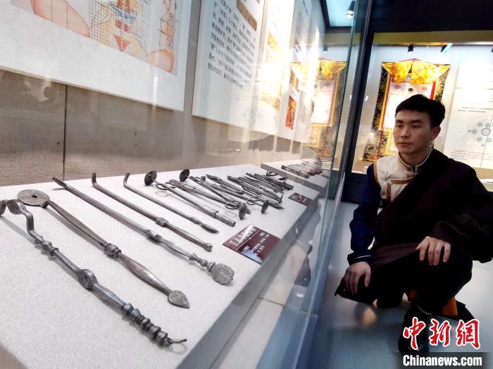圖為陳展的藏醫(yī)手術器械?！?zhí)砀?攝