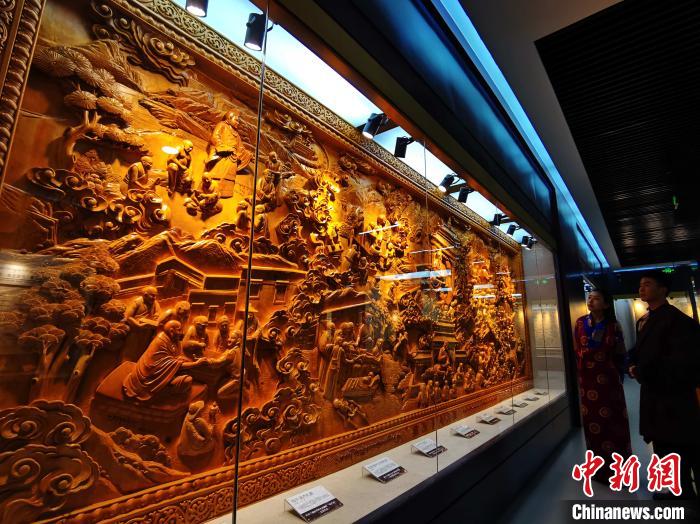 圖為青海大學民族醫(yī)學博物館陳展的歷代知名藏醫(yī)浮雕?！?zhí)砀?攝
