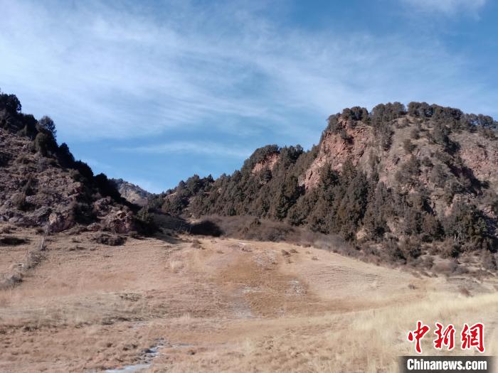 圖為坎布拉外圍地區(qū)的古火山口。孫揚(yáng)益 供圖 孫揚(yáng)益 供圖 攝
