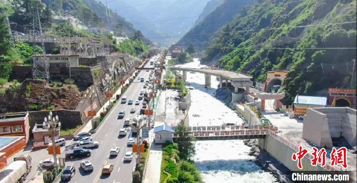 郭達(dá)山隧道進(jìn)口實況。　康巴傳媒供圖