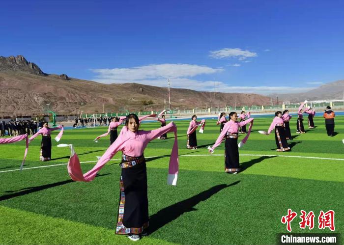 圖為青海師范大學附屬玉樹實驗學校學生在綠茵場跳起囊謙古舞—卓根瑪。　白劼 攝