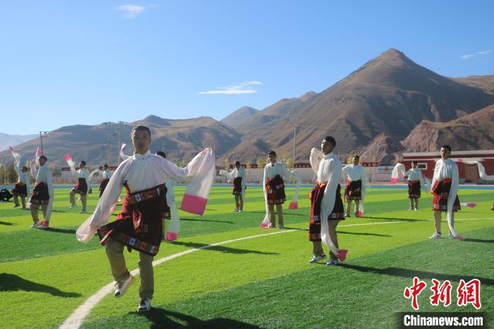 圖為青海師范大學(xué)附屬玉樹(shù)實(shí)驗(yàn)學(xué)校學(xué)生在綠茵場(chǎng)跳起囊謙古舞—卓根瑪?！〕逃?攝
