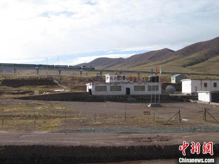 圖為青藏鐵路通車后列車經(jīng)過(guò)中鐵西北院風(fēng)火山觀測(cè)站。(資料圖) 中鐵西北科學(xué)研究院供圖