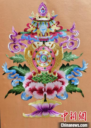 圖為藏繡作品?！∑钤鲚?攝