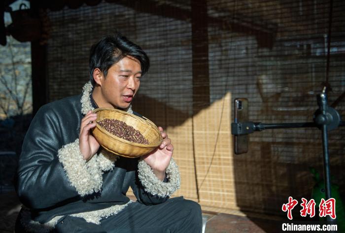 洛桑在鏡頭前介紹家鄉(xiāng)特產(chǎn)?！⒅铱?攝