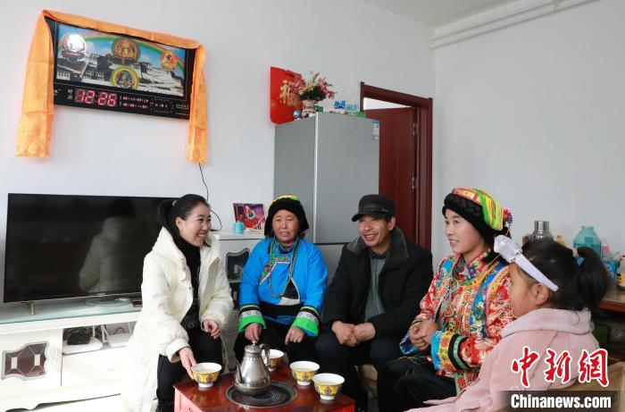 新家是兩層小樓房，一樓布置得充滿現(xiàn)代感，喝著藏式奶茶，一家人聊著今年春節(jié)怎么過?！《∷?攝