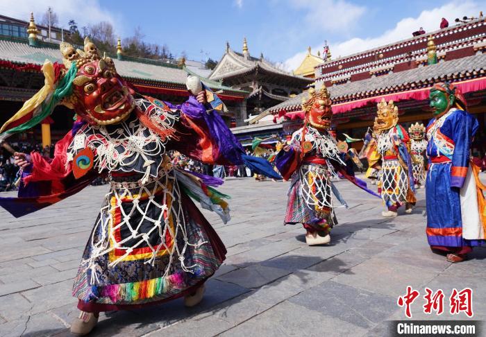 圖為塔爾寺僧侶進(jìn)行“跳欠”儀式?！●R銘言 攝