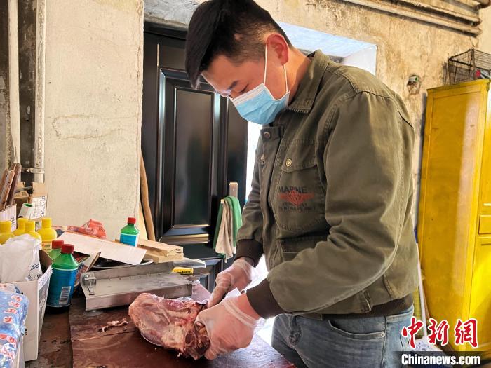 圖為雪豹“奶爸”史壽軍正在準(zhǔn)備投喂雪豹的食材?！●R銘言 攝