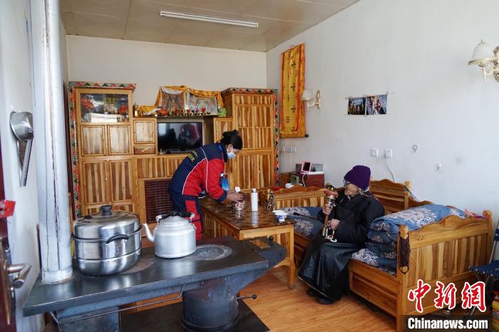 圖為敬老院護(hù)工為老人打掃屋內(nèi)衛(wèi)生?！●R銘言 攝
