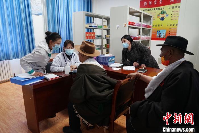 圖為骨科醫(yī)生為敬老院老人們進(jìn)行集中檢查。　馬銘言 攝