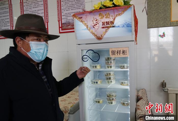 圖為敬老院院長德高介紹，老人們的三餐均有留樣記錄。　馬銘言 攝
