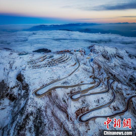 雪后的牛背山山頂和崎嶇的公路?！±顒P 攝