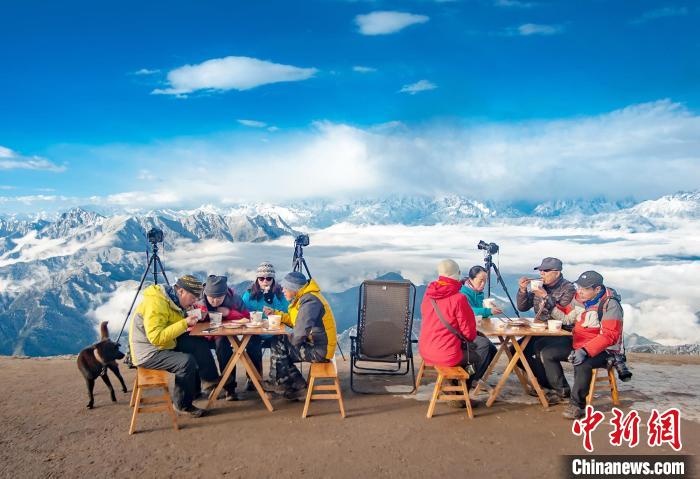 牛背山頂攝影家們的早餐?！d 攝